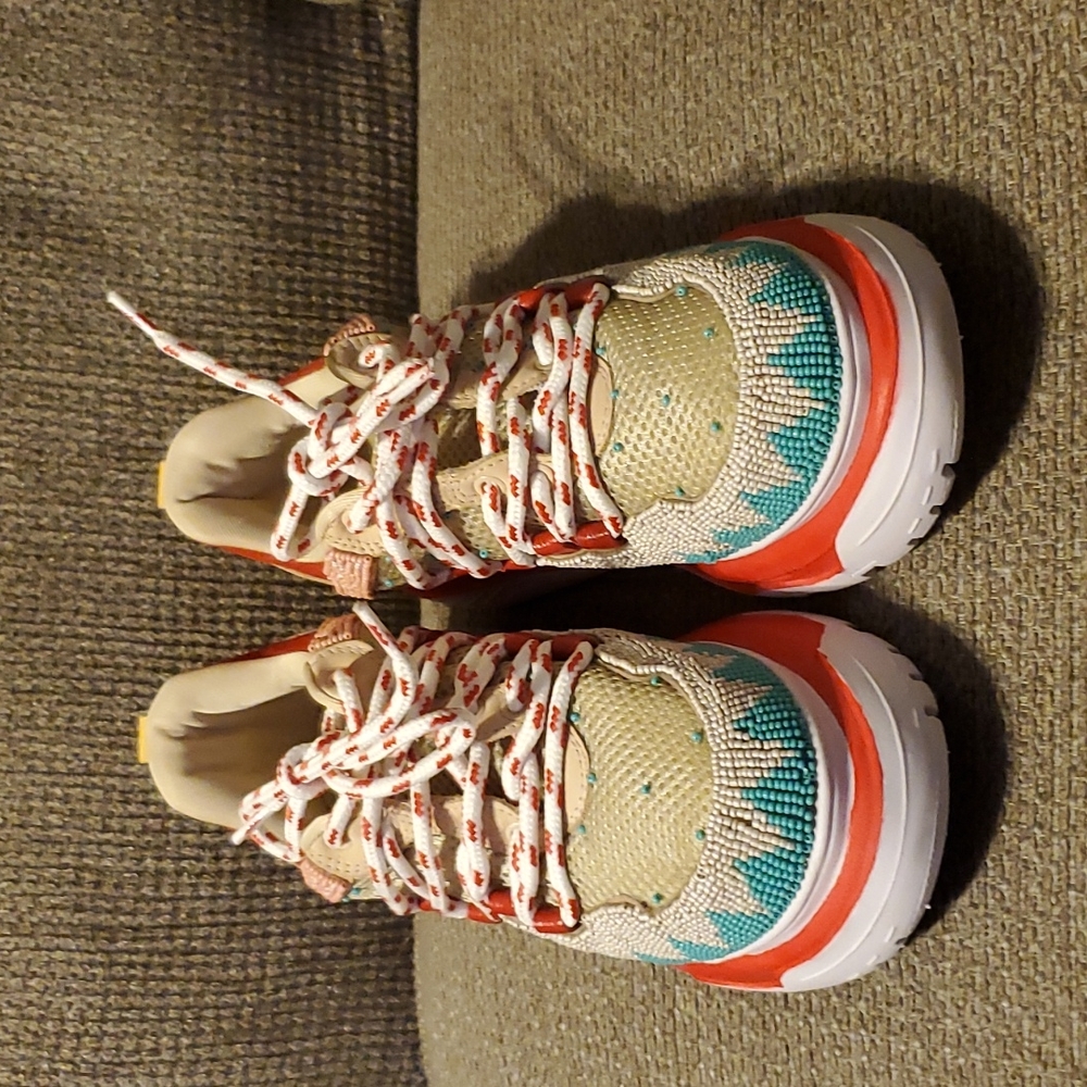 Women's tennis shoes